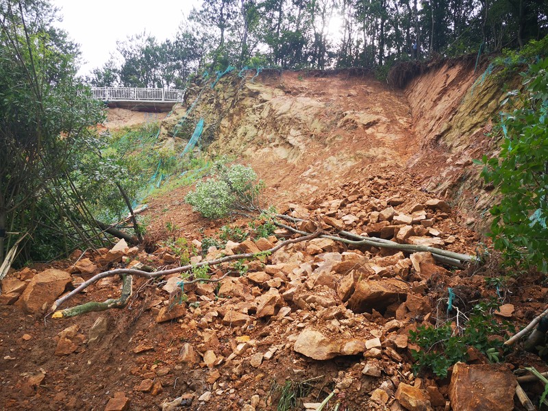 调整——野外调查地质灾害点 (1).jpg