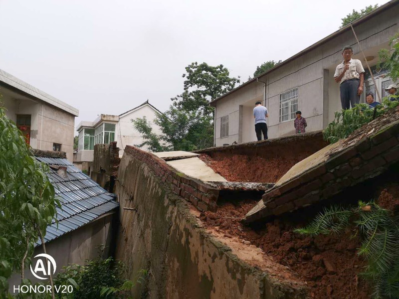 调整——野外调查地质灾害点 (2).jpg